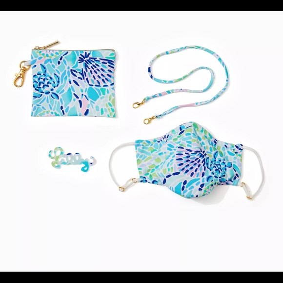 Lilly Pulitzer Accessories - Adult On The Go Mask and Pouch Set